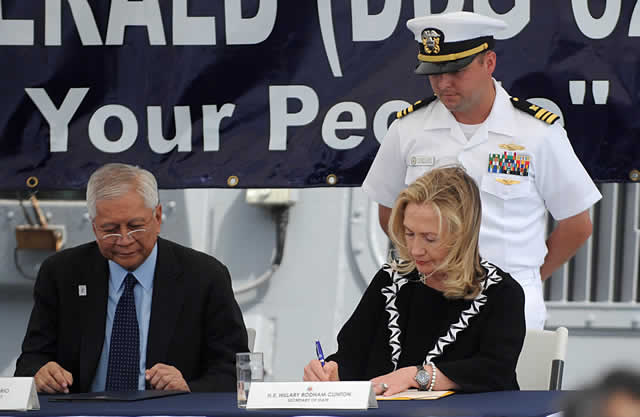 Former US Secretary of State Hillary Clinton (R), beside former Foreign Affairs Secretary Alberto del Rosario (L), sign the the Manila Declaration aboard the USS Fitzgerald, on November 16, 2011. Photo: Dailysignal.com